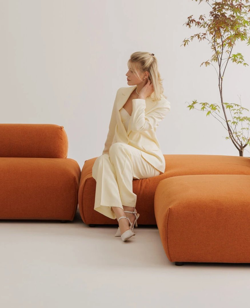 Sofá modular em tom terracota